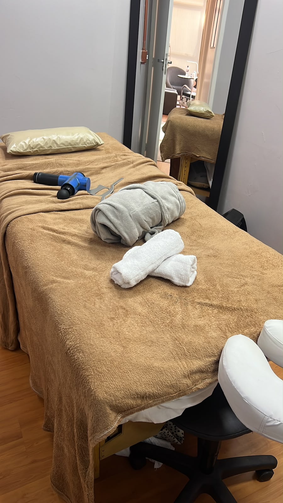 Consultório de massoterapia em Teresópolis com maca preparada