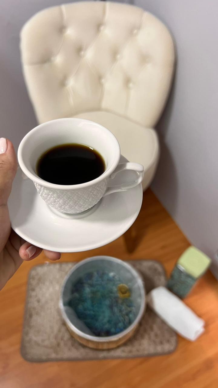 Café e aromatizador para receber os clientes