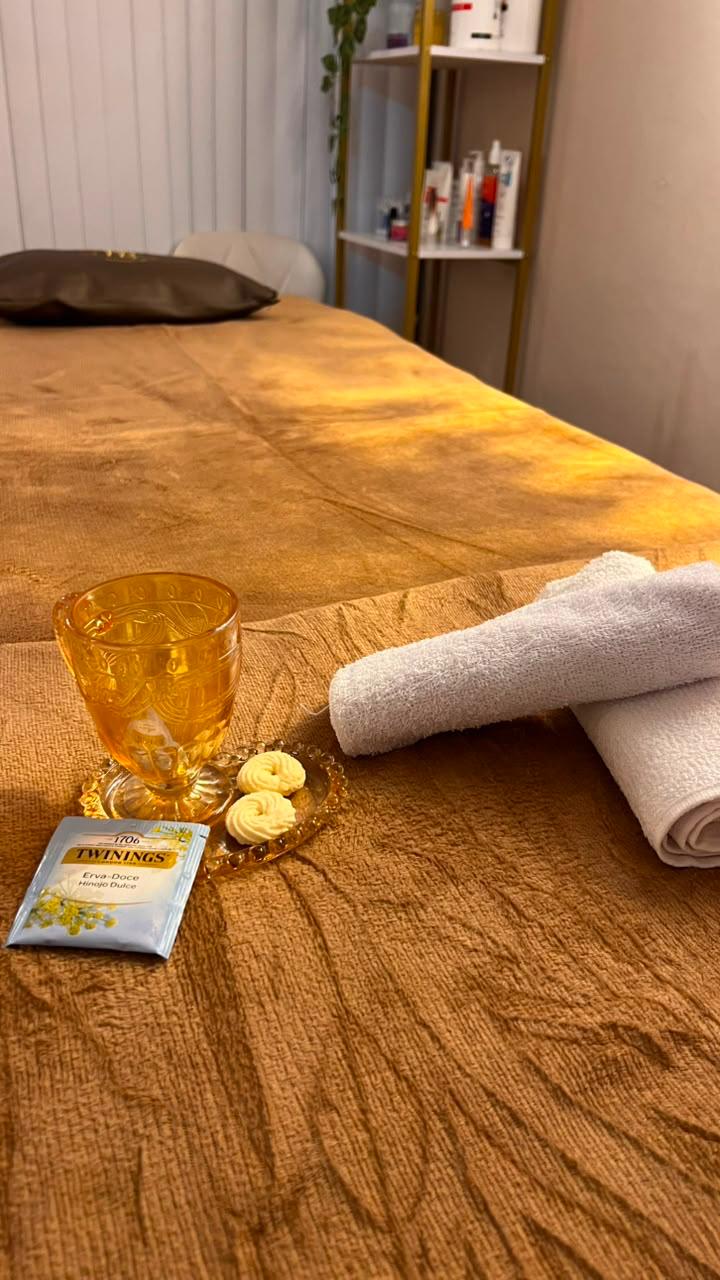 Detalhes do atendimento: maca, toalhas e chá de ervas-doce